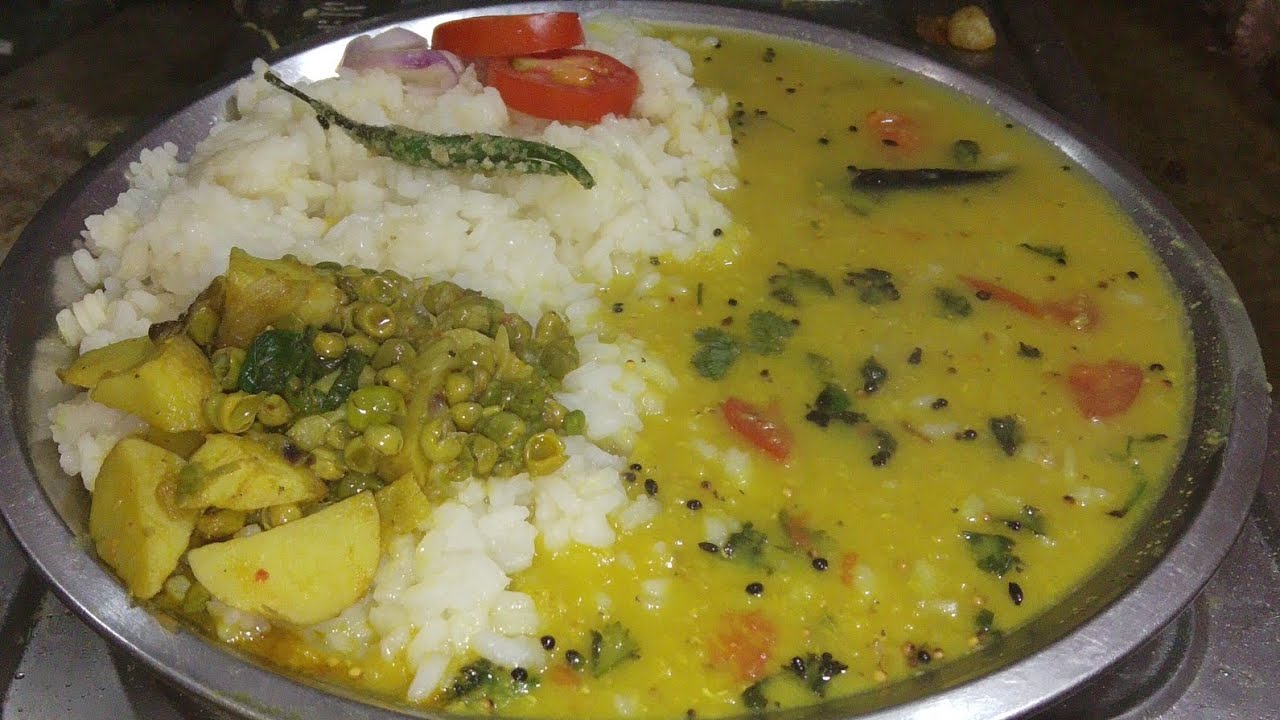Daal Bhat Aalu Matar ka sabji Mirchi Ka bhujiya salad ke sach banaye