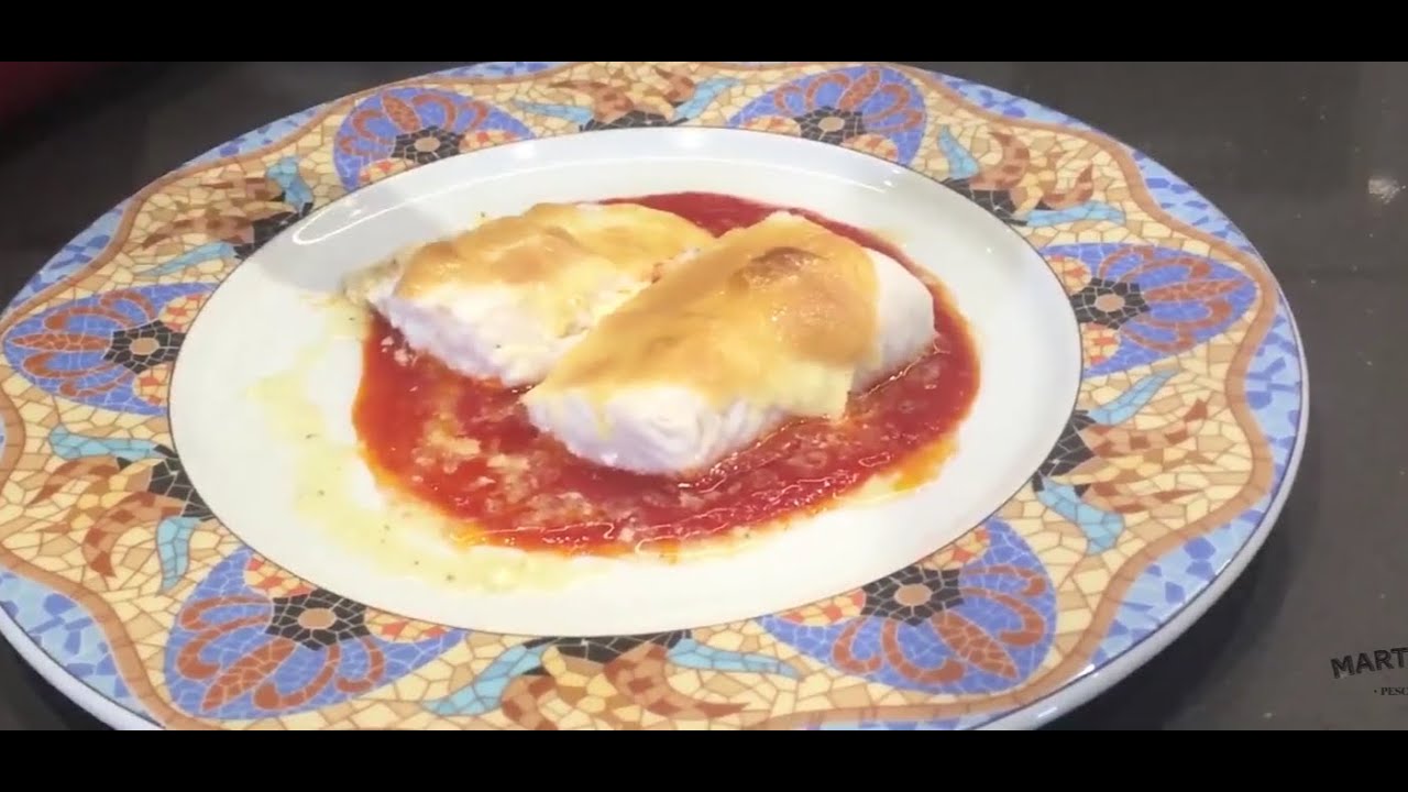 Merluza al horno con mayonesa y fondo de tomate