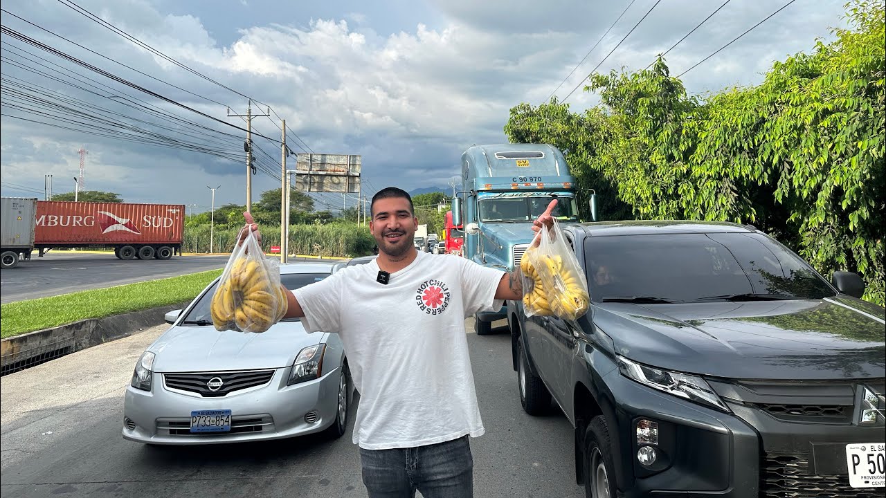 VENDIENDO GUINEOS EN LA AUTOPISTA 🍌