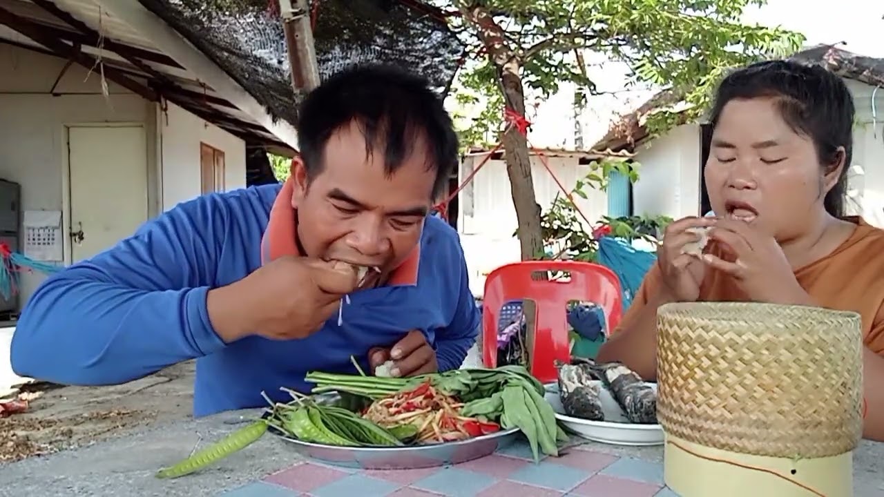 ส้มตำแซ่บๆกับปลาเผาร้อนๆ เข้ากั้นคักพี่น้อง