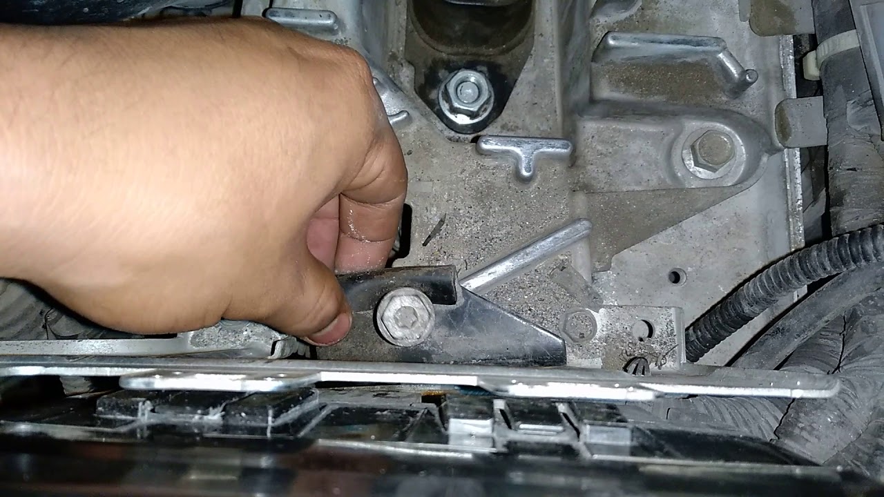Cómo cambiar el soporte de la caja de velocidades manual del tiida | Parte 1