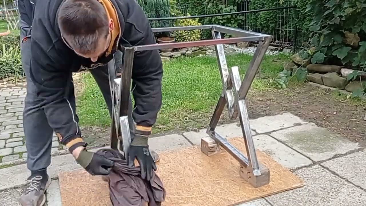 Stolik z metalowymi nogami / ciekawe rozwiązanie nóg