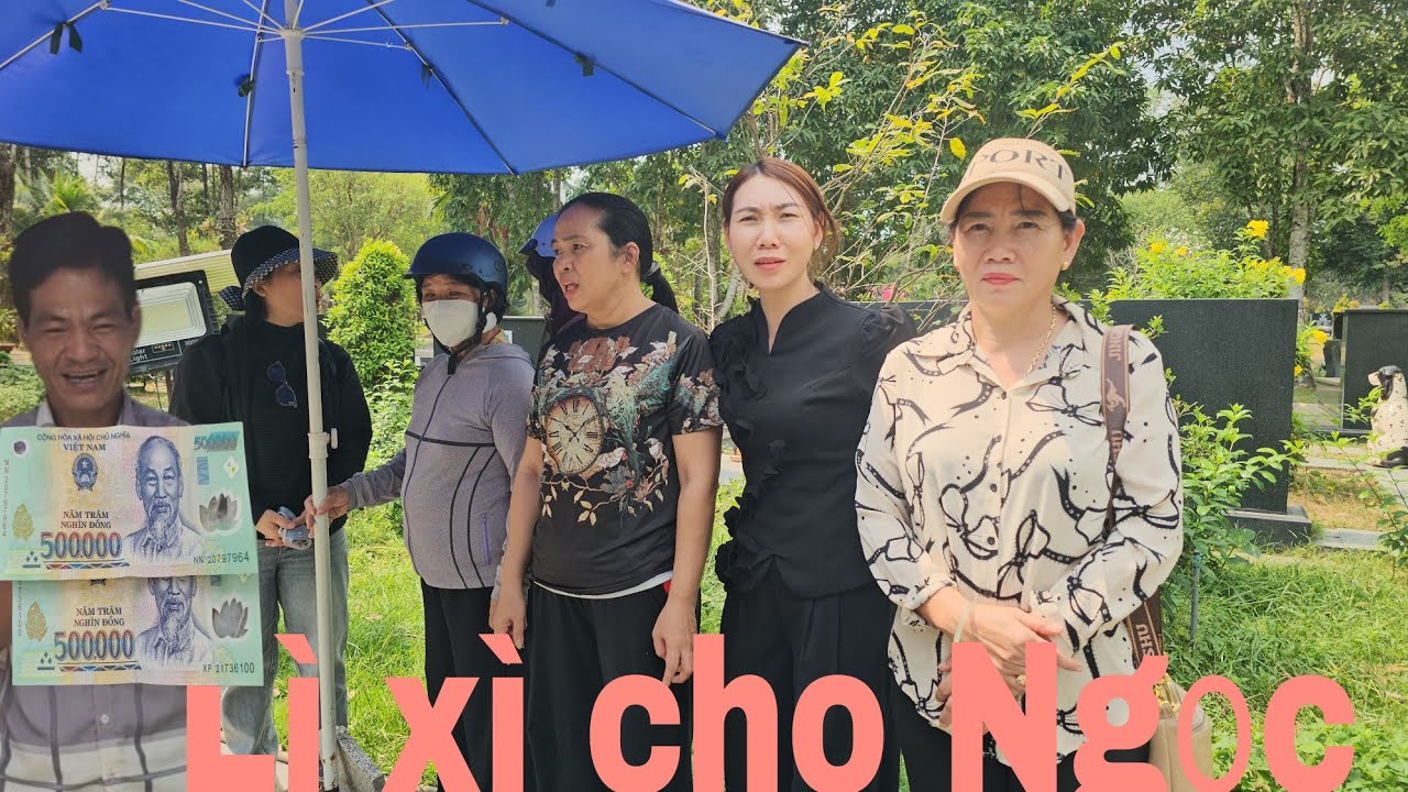 Khán giả đến viếng mộ nghệ sĩ ưu tú Vũ Linh lì xì cho Ngọc