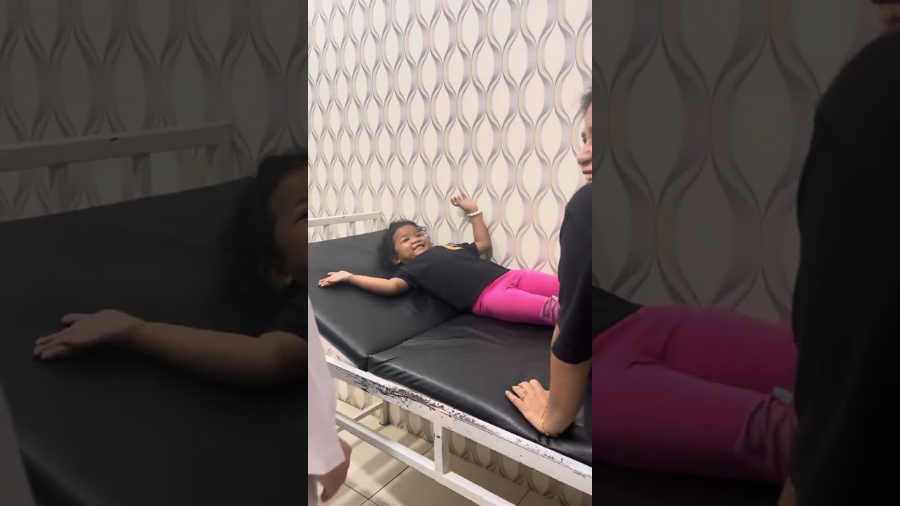 Lagi sakit mata.. tapi malah senang diajak ke dokter #babykids #babygirl #sakitmata #dokter #funny