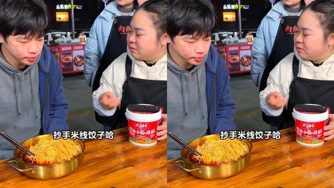 大冬天穿短袖来挑战，小伙看起来信心满满！#美食 #小面调料