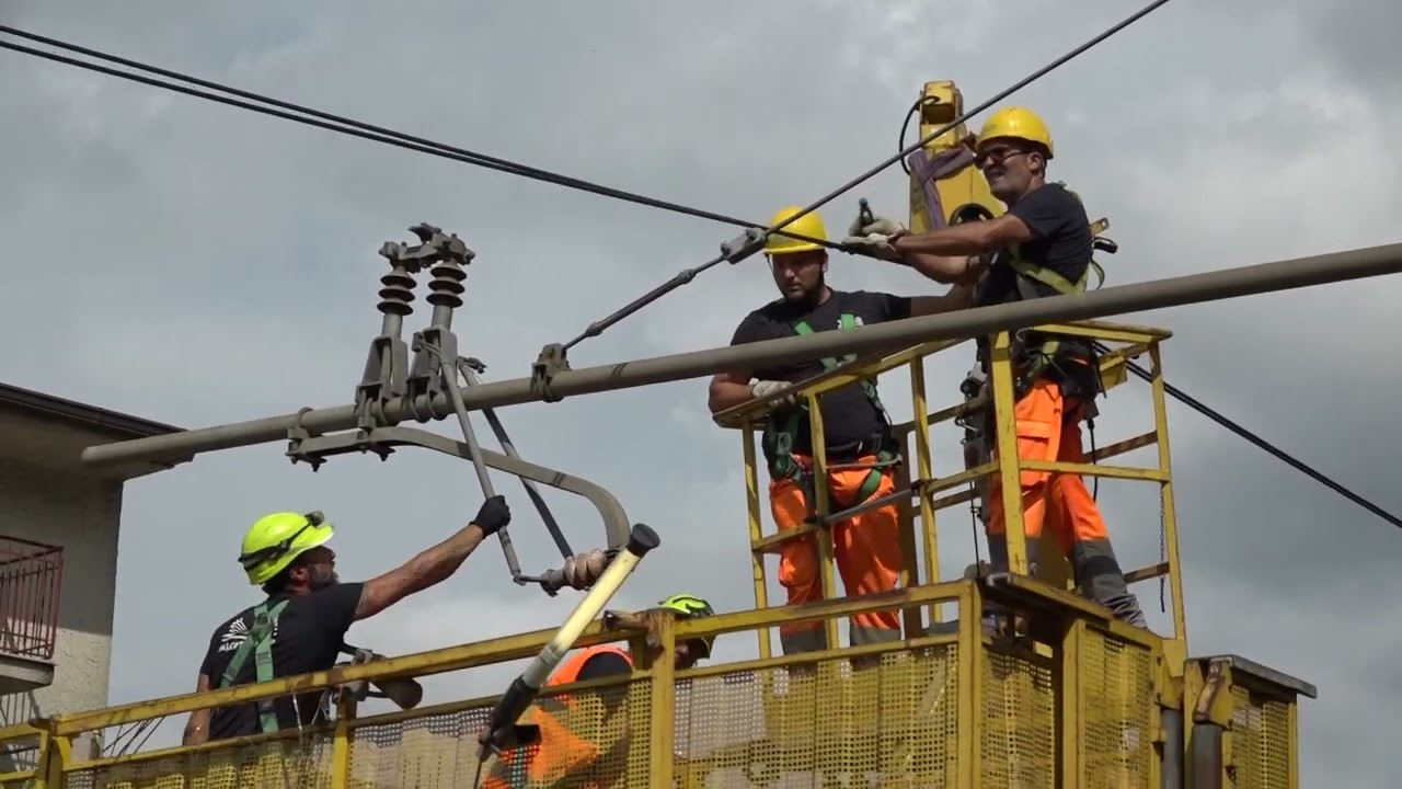 Treno deragliato a Centola. Operai a lavoro per ripristinare la linea Battipaglia - Sapri