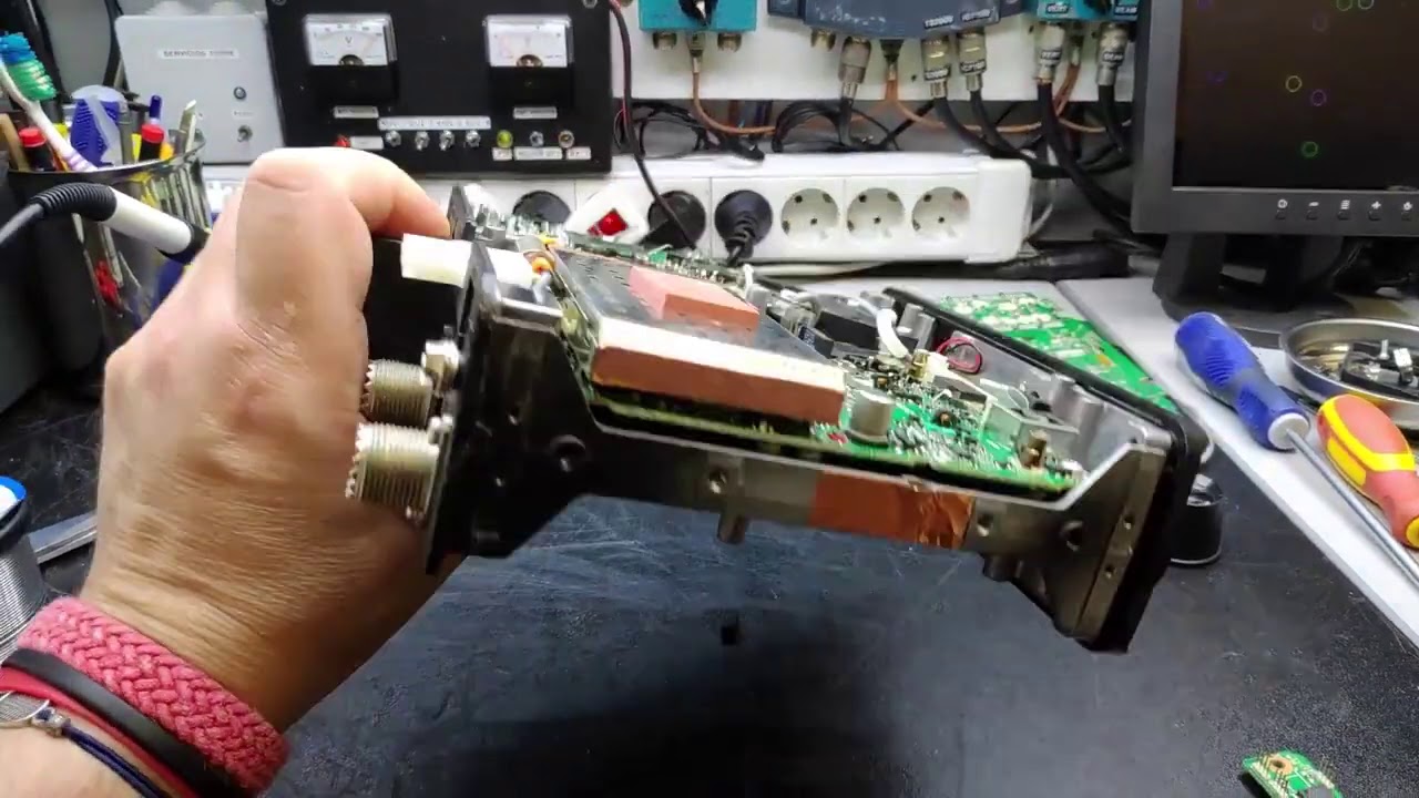 Un par de Icom IC 7000 para su revisión, ajustes y mejoras