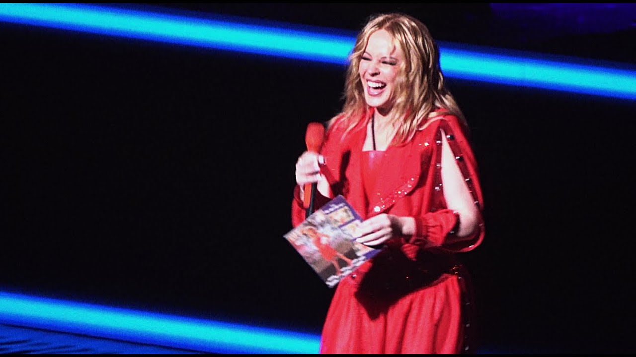 12  Kylie Minogue firma un disco simple a Mariano y lo hace famoso!! [4K]