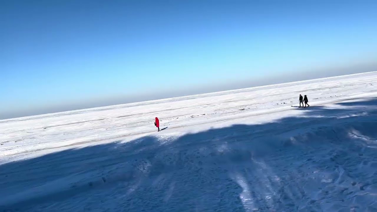 Spektakulär, die zugefrorene Ostsee in Jurmala in Lettland. Ich komme mir vor, wie in der Arktis.