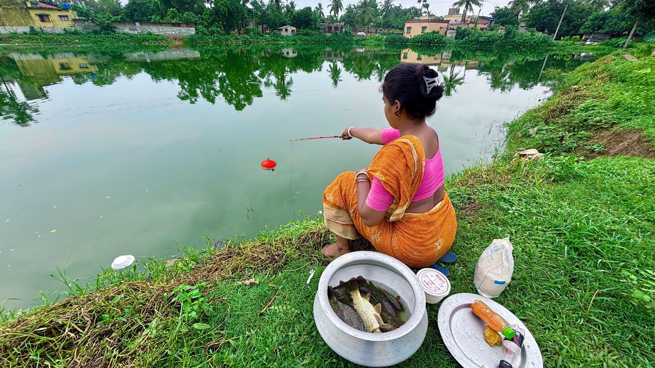 Fishing Video🎣🎣|| Village Beautiful Lady Fishing Happily In Monsoon Weather In The Pond #fishinglife