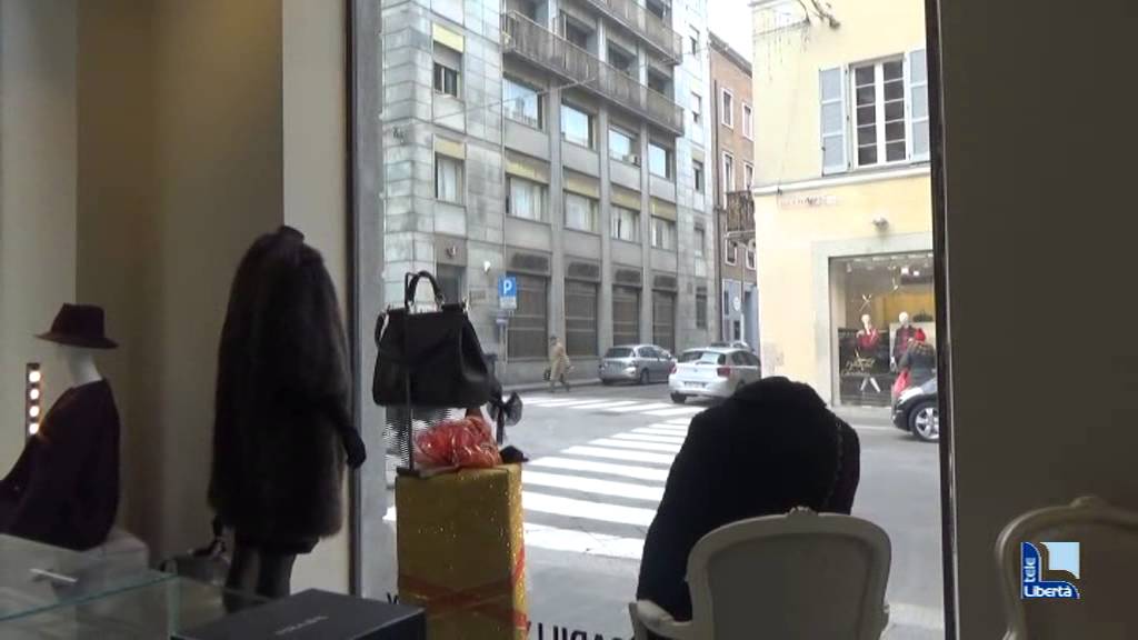 Rapina in via Cavour, un passante ferma coppia di stranieri in fuga