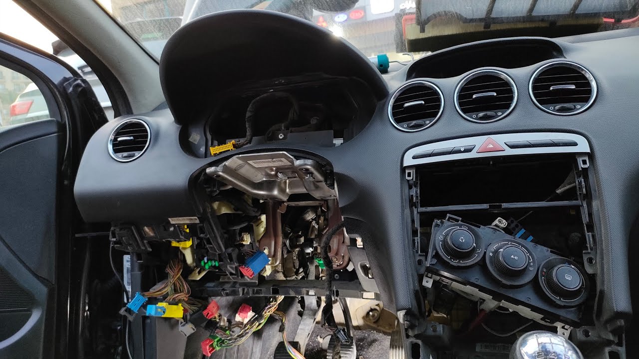p2 Peugeot 308 gauges & steering wheel column removal.. ج2 فك دركسيون وعدادات بيجو 308
