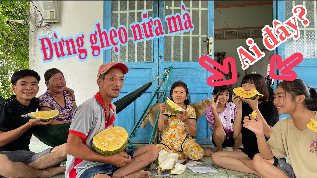Thuận Gòm Cùng Em Gái Cà Khịa Bà Ngoại-Di Hai Bổ Sầu Riêng Bằng Tay và Cái Kết Cười Xĩu
