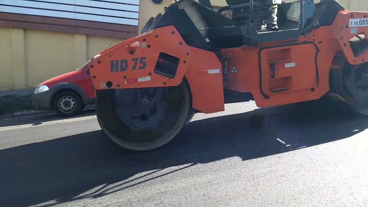 Veja um pouco do processo de recapeamento de asfalto.