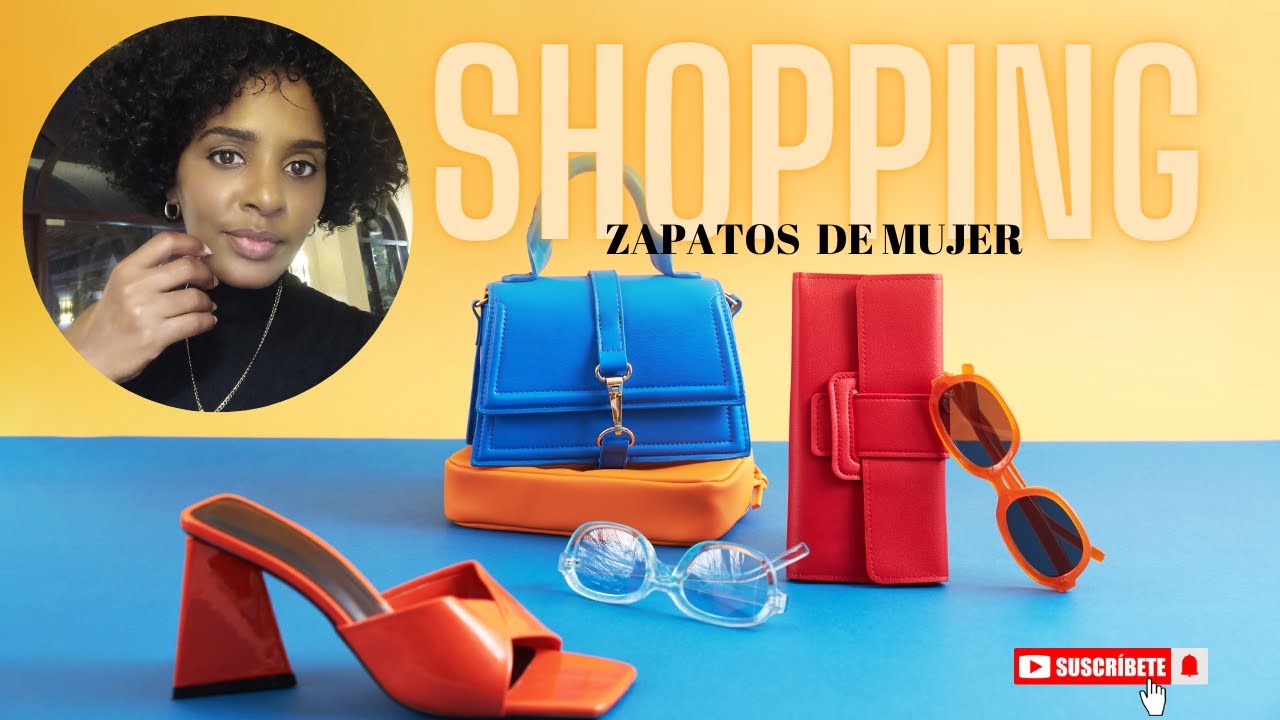 De compras en una tienda de zapatos de mujer en la ciudad de Hurghada, Egipto.