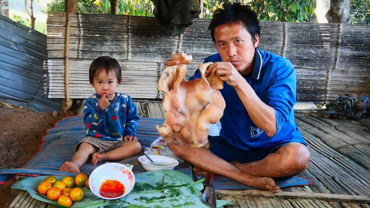 กินหน้ากากหมูคนเดียวที่บ้านกลางสวนทุเรียน เพราะแต่ละคนต่างมีที่ไปเคาท์ดาวน์แล้ว