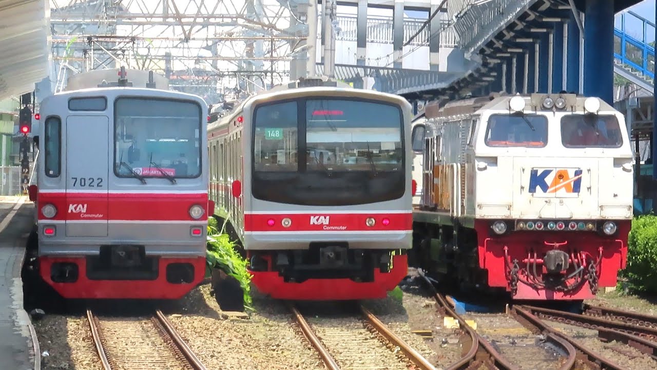 PASUKAN KERETA API KRL DAN LOKOMOTIF DI STASIUN TERSIBUK KOTA BOGOR, Ada Kereta Langka Lewat Sini !