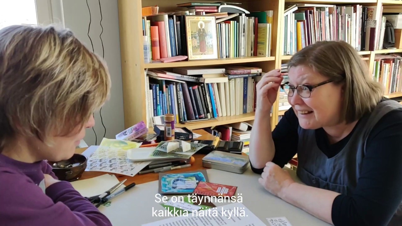 Heli ja Minna pohdiskelevat, mist&auml; l&ouml;yt&auml;&auml; oma voimalause