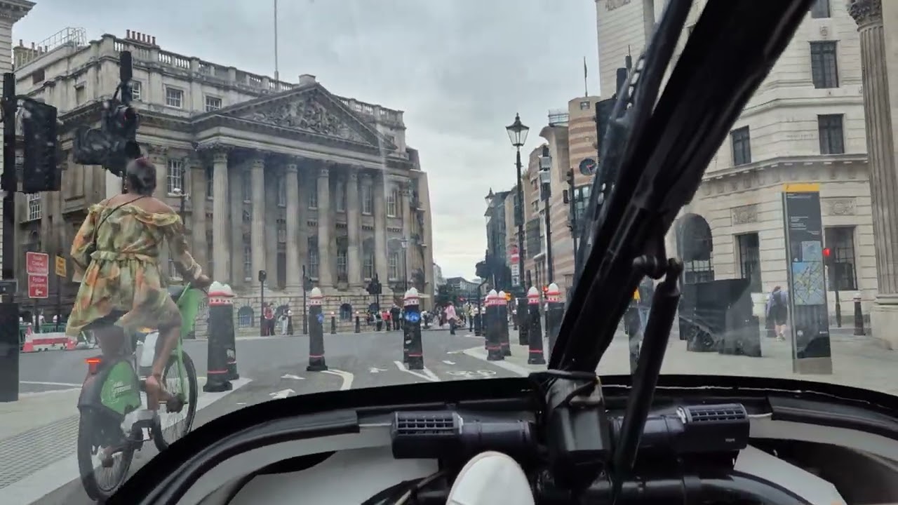 TWIKE 560 - creative driving around Bank of England in London