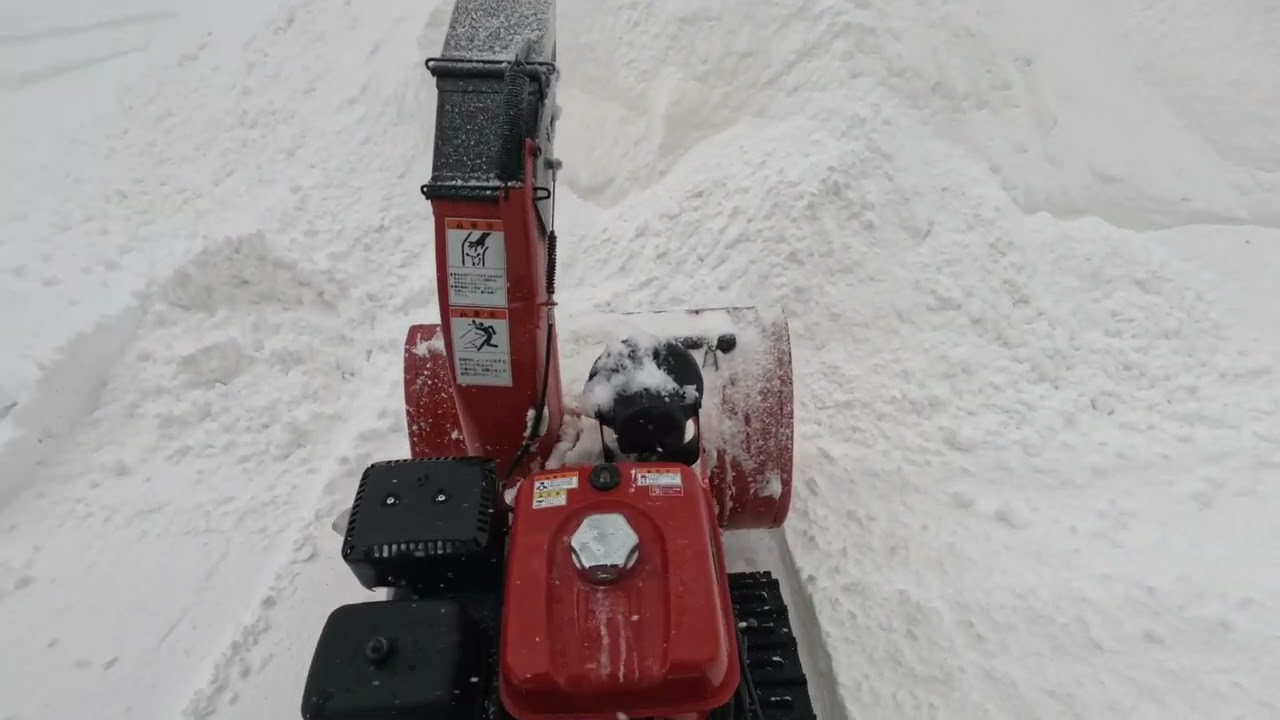 頑張れhss970 20220223 honda hss970 gx270エンジン　OHV　吹溜りの重い雪を270ccのエンジンで除雪