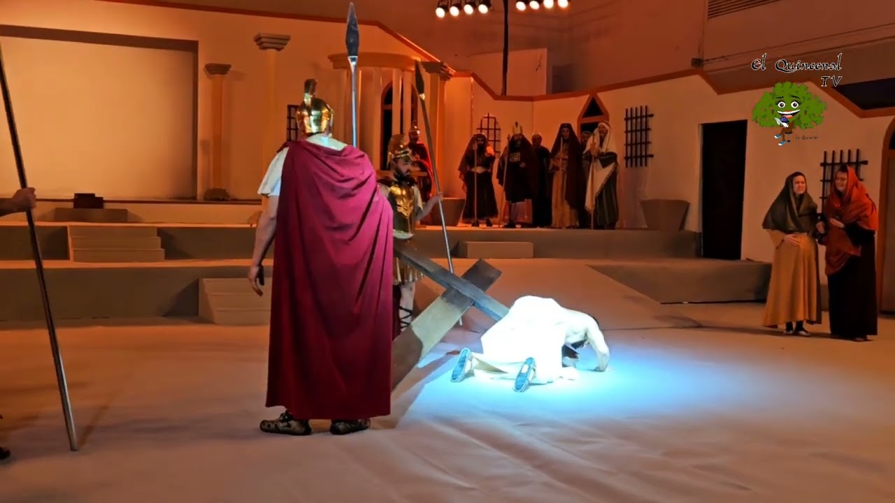 Jesús con la cruz a cuestas y otros fragmentos del teatro EL NAZARENO en Villanueva del Duque