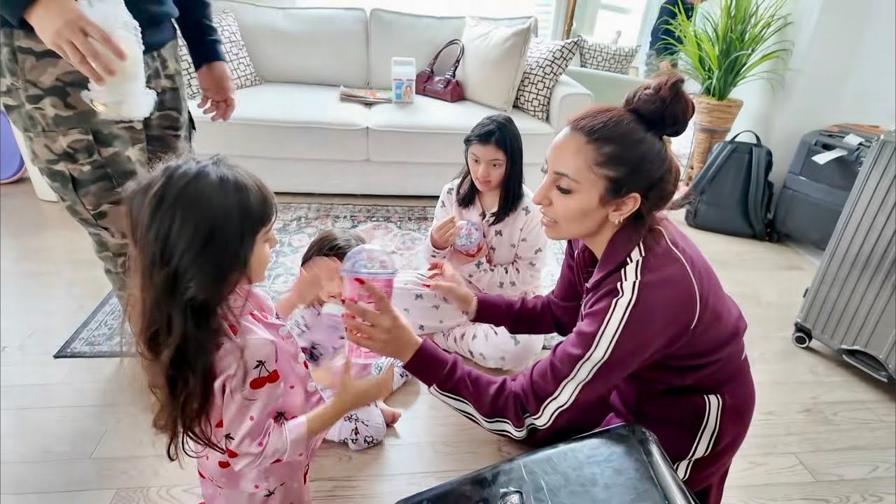 Мои родители переехали и присматривали за детьми, поэтому мы привезли подарки для всех! Семья Заид