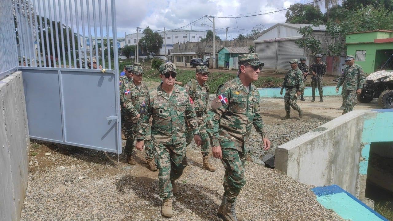 En visita a Dajabón autoridades militares garantizan la frontera está segura