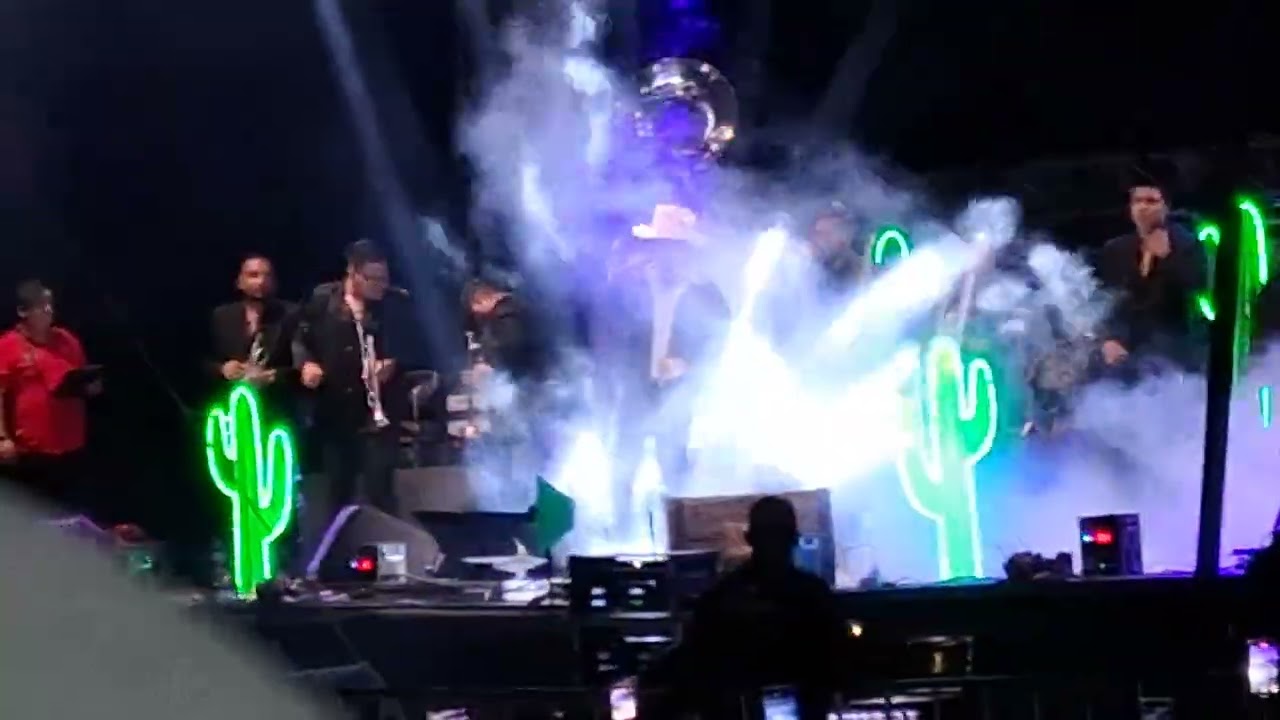 La entrada de Alemi Bustos con Banda