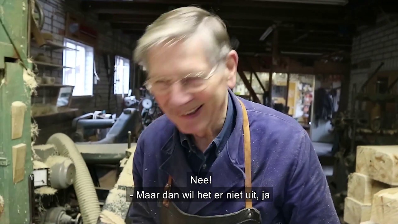 De klompen uit Eenrum gaan de hele wereld over - Bie de boer (2)