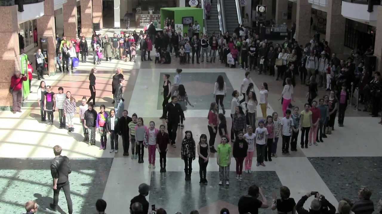 FLASHMOB 2013 QC Musicals!