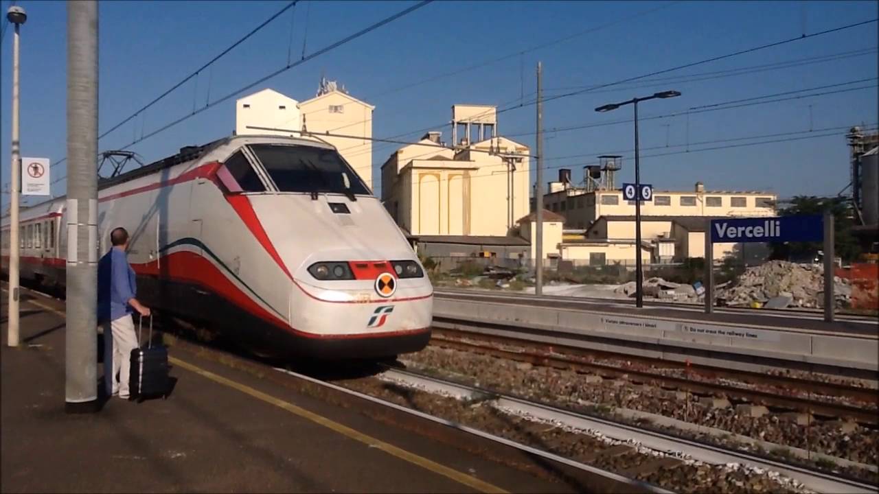 Treno Frecciabianca 9713 in arrivo e partenza dalla stazione di Vercelli