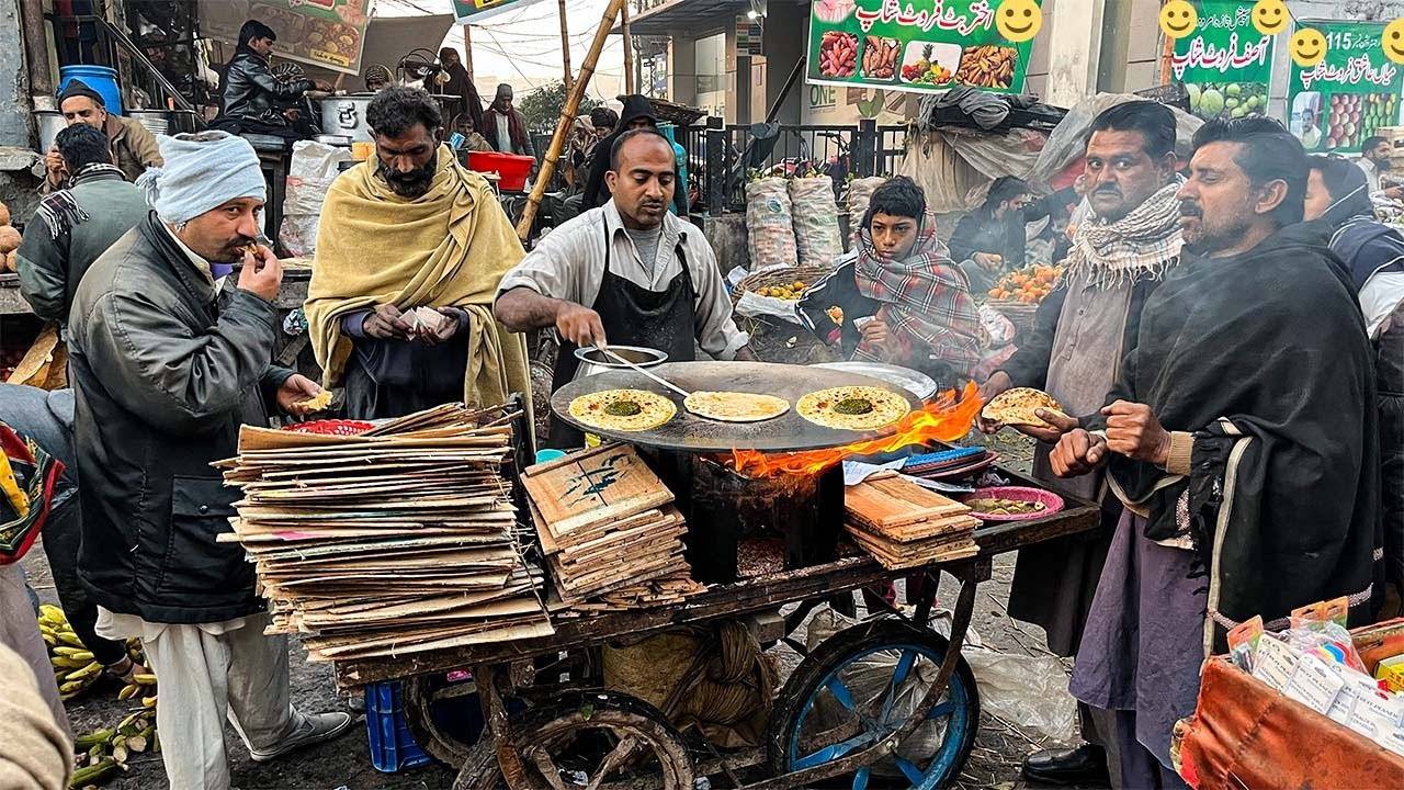 😍 Only Rs 60! Saag Paratha | Foggy Winter Street Food Breakfast | Crispy Aloo Paratha | Pakistan 🇵🇰