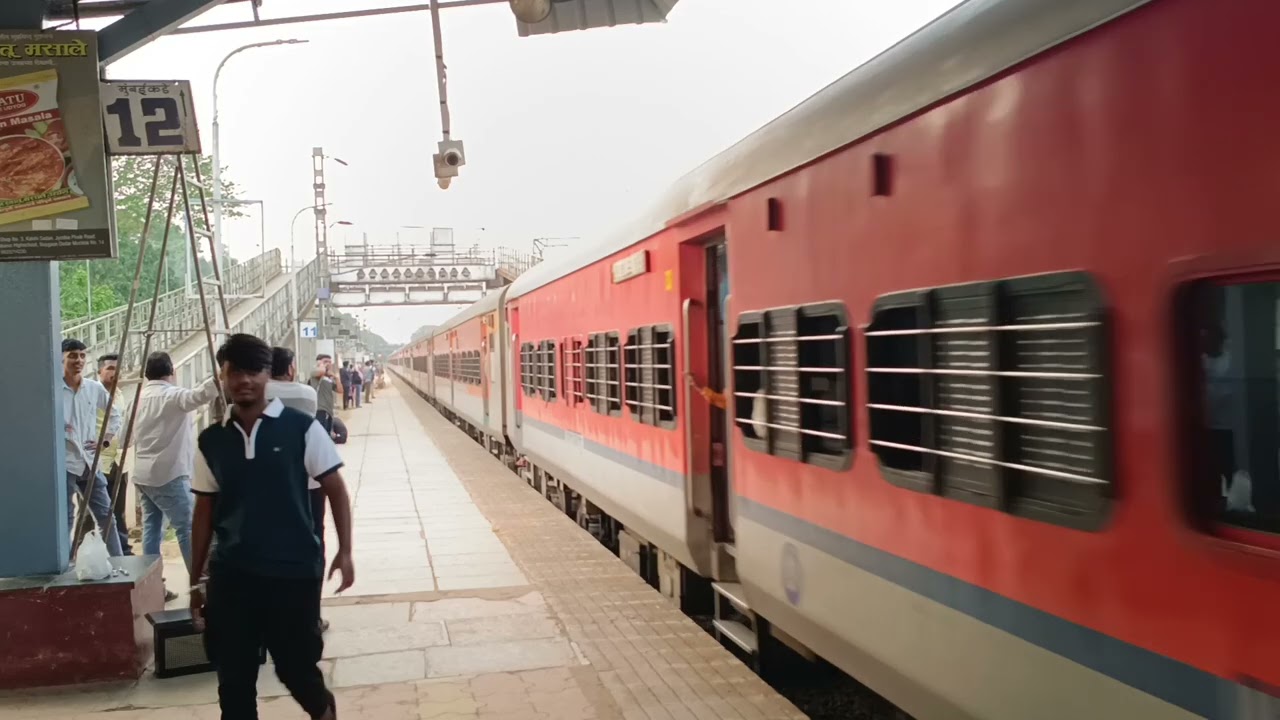 10105 DIVA SAWANTAWADI EXPRESS ARRIVING AT SAWANTAWADI ROAD