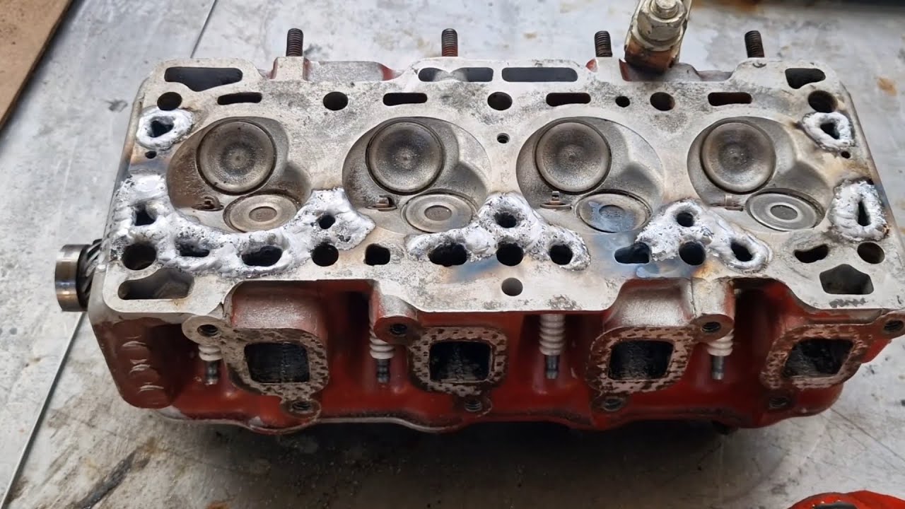 Navařování zoxidované hlavy motoru. Welding of oxidized aluminum engine head.