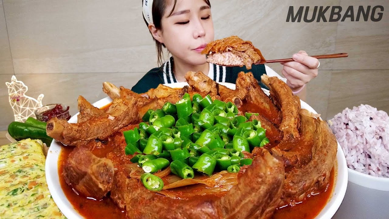 SUB)  묵은지 통으로 들어간 얼큰한 등갈비 김치찜 🧡 밥도둑 계란말이까지 먹방 BRASIED BACK RIBS RIPE KIMCHI SOUND ASMR MUKBANG
