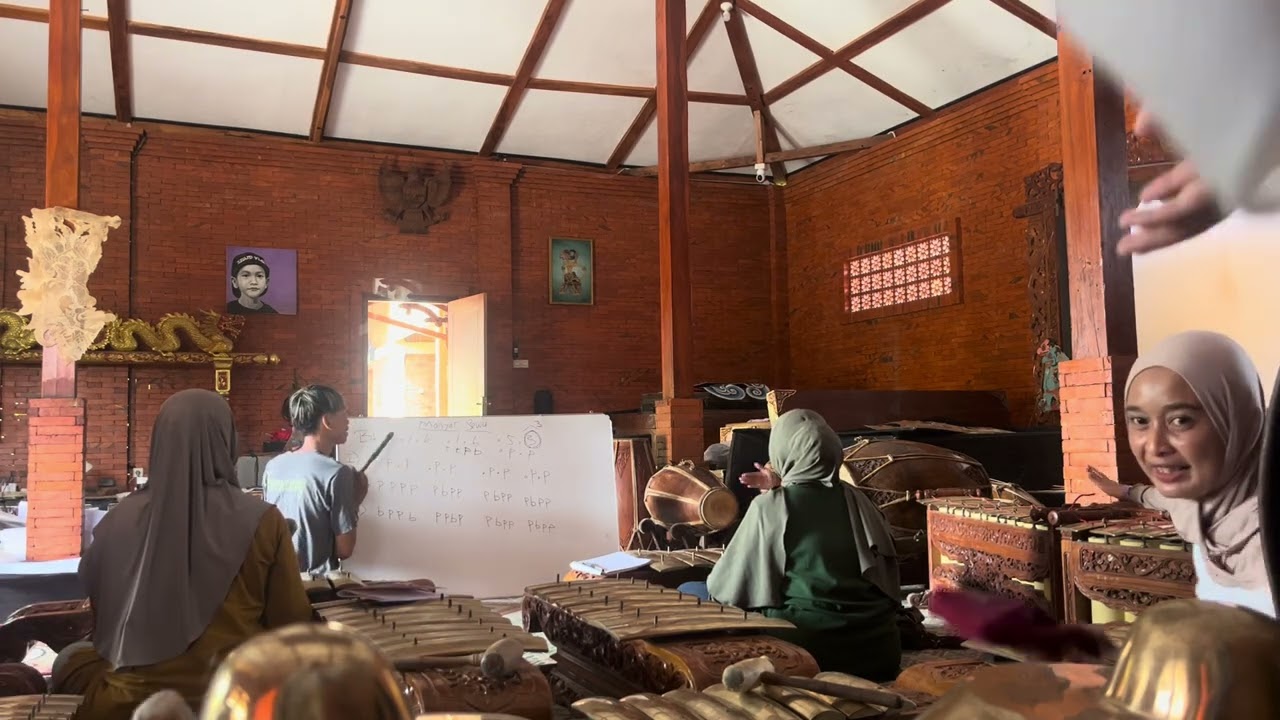 Latihan karawitan di sanggar Cakraningrat Taman Budaya Sambongan 