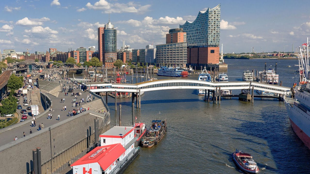 Überführung der neuen Hoyer Bunkerstation von Lauenburg nach Hamburg