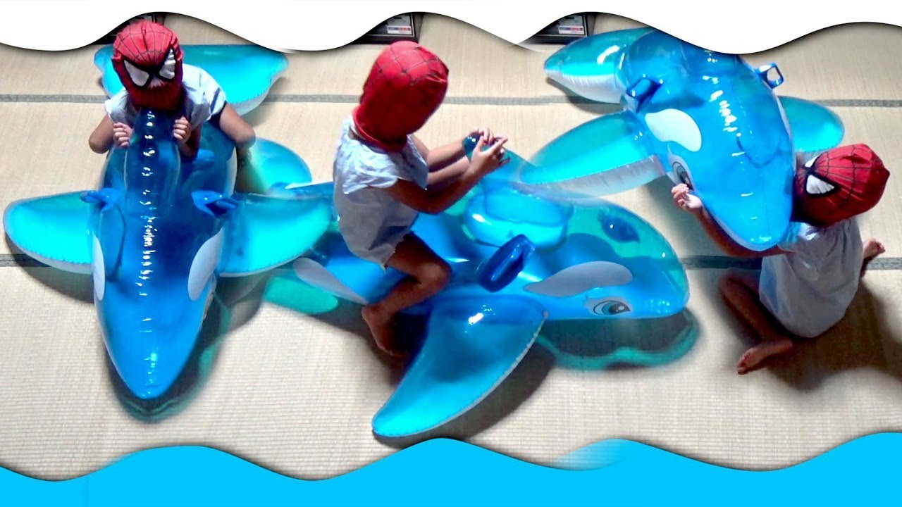 イルカの浮き輪とスパイダーマン | Dolphin Swim Floats and Spiderman