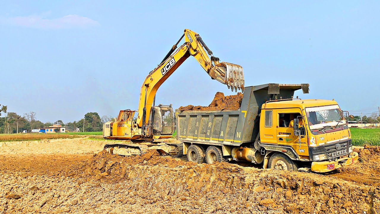 NEW JCB 220 LC Excavator Loading on to Dump Trucks | JCB 220LC Stuck in Deep Mud 😱 | JCB 3DX Backheo
