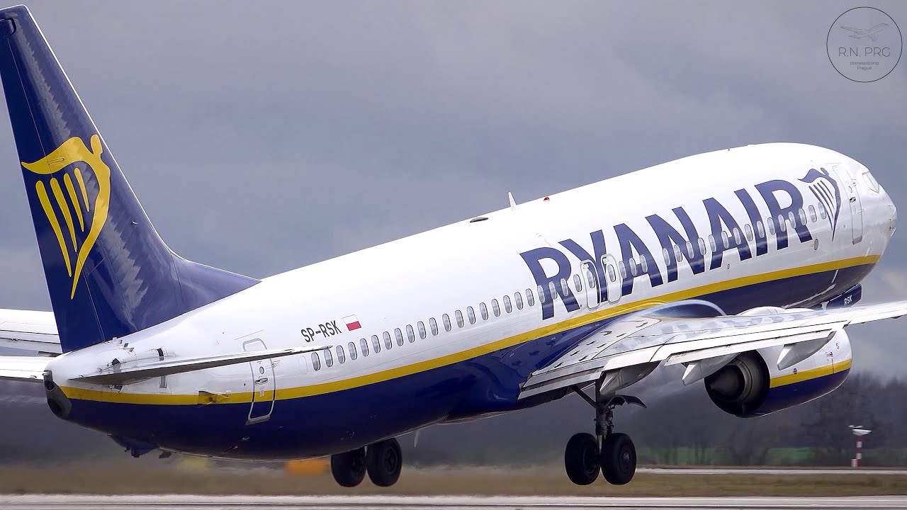 (4K) Pre-Christmas Traffic | Planespotting Prague Airport (PRG) Episode 28