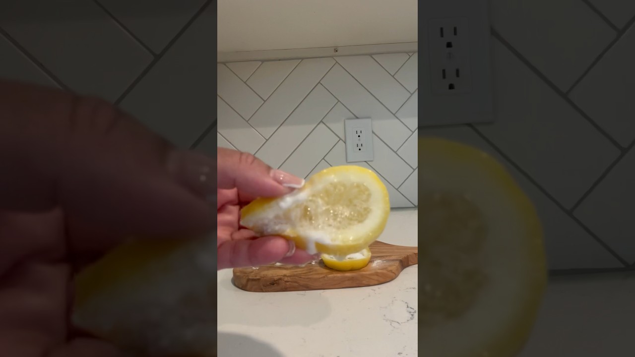 Cleaning hack ! How to clean oven with lemon and baking soda 