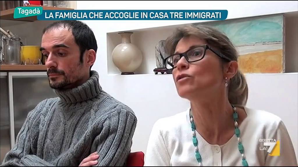 La famiglia che accoglie in casa tre immigrati