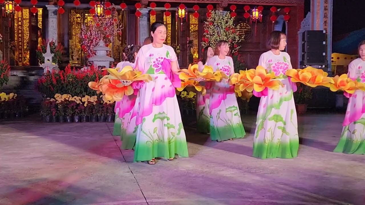 Tuyết mục múa(con nên Chùa dâng hoa)của CLB dân vũ Thôn Phương Chử Tây .Xã An Trường!