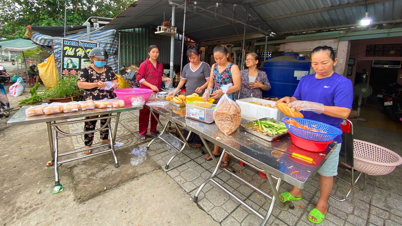 16-7 AL PHÁT BÁNH MÌ CHAY TẶNG BÀ CON ĂN SÁNG CHÂN THÀNH CẢM ƠN QUÝ NHÀ TÀI TRỢ