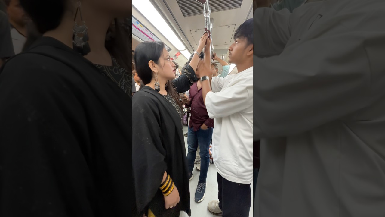 Ye Delhi metro mein kya ho raha hai 😱  #trending #funny #shorts #viralvideo #shortvideo #ytshorts