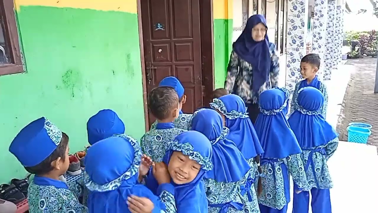 KEGIATAN PERTEMUAN PAGI SEBELUM MASUK KELAS