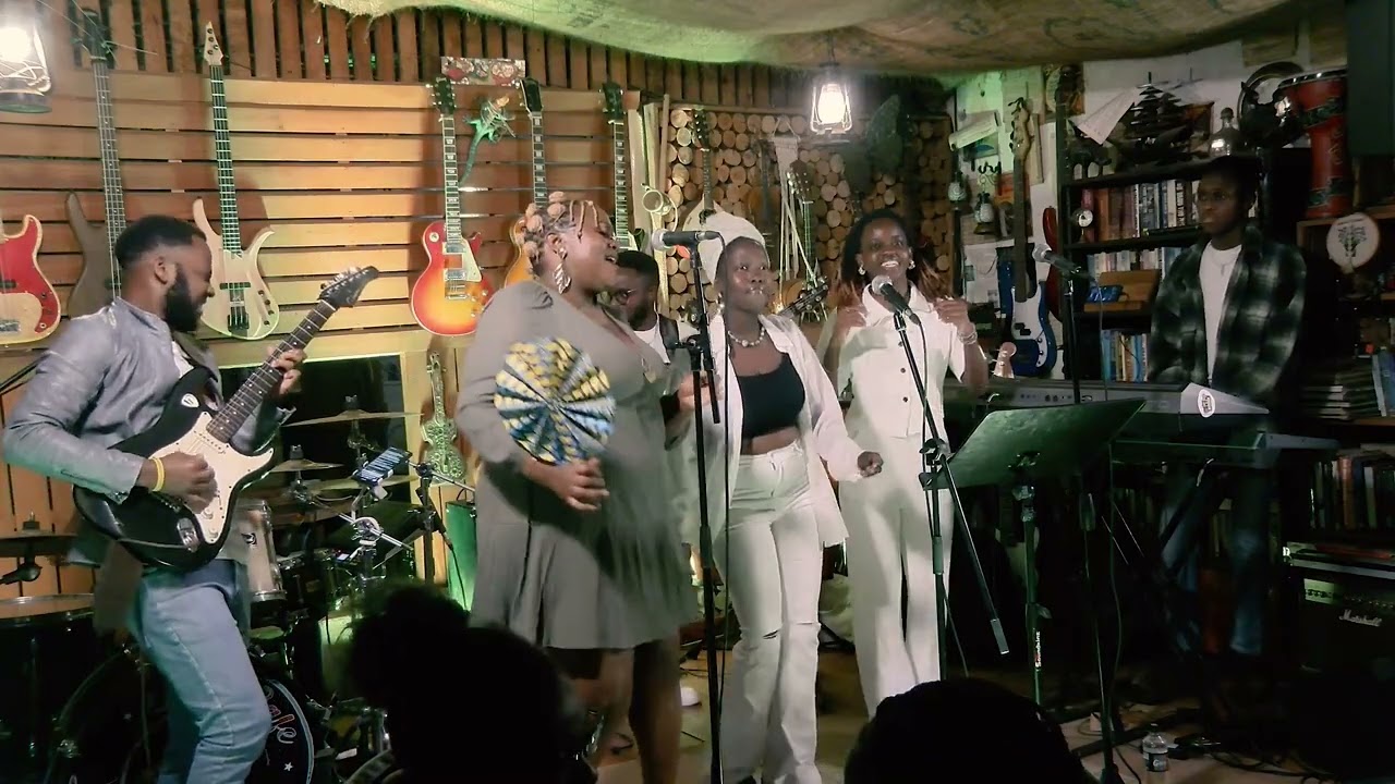 Meryl Paige Imia mor /Songa nami (Live Performance at Geco Cafe)