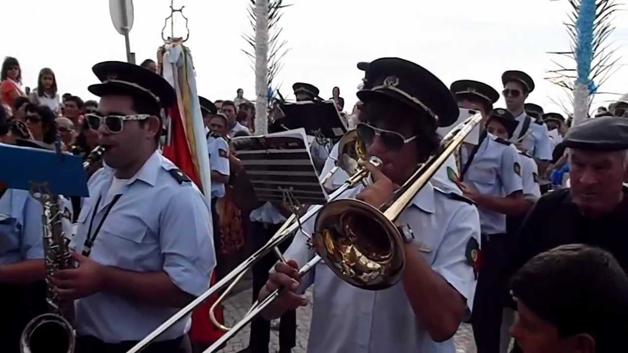 MARCHA DA PRAIA DA LEIROSA CANTADA PELO POVO FRENTE Á SUA CAPELA EM 12/8/2012.avi