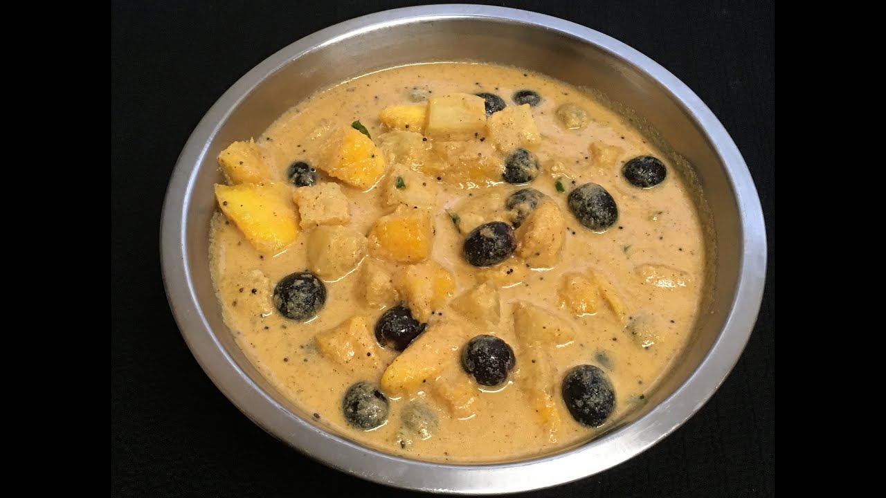 Ambo Avnasa Sasam | Sweet & Spicy Mango Pineapple Grapes Curry | Traditional Konkani GSB Recipe |