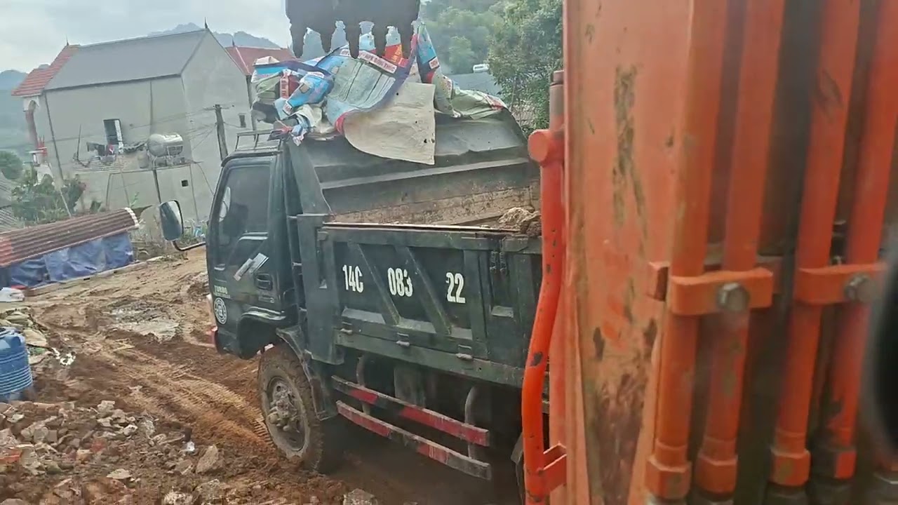 Máy múc xúc đất lên ô tô t3